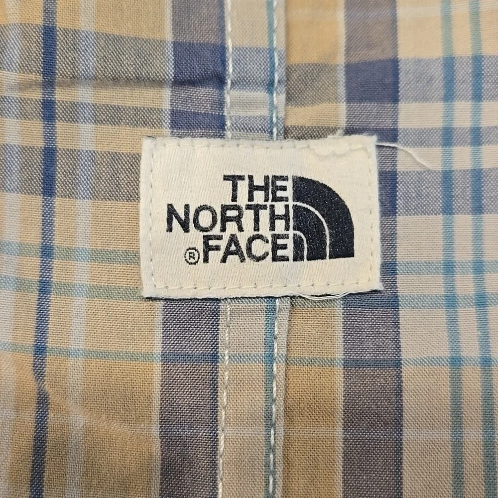 THE NORTH FACE SHORT SLEEVE PLAID BUTTON UP SHIRT. SIZE X- LARGE. BLUE/ TAN.